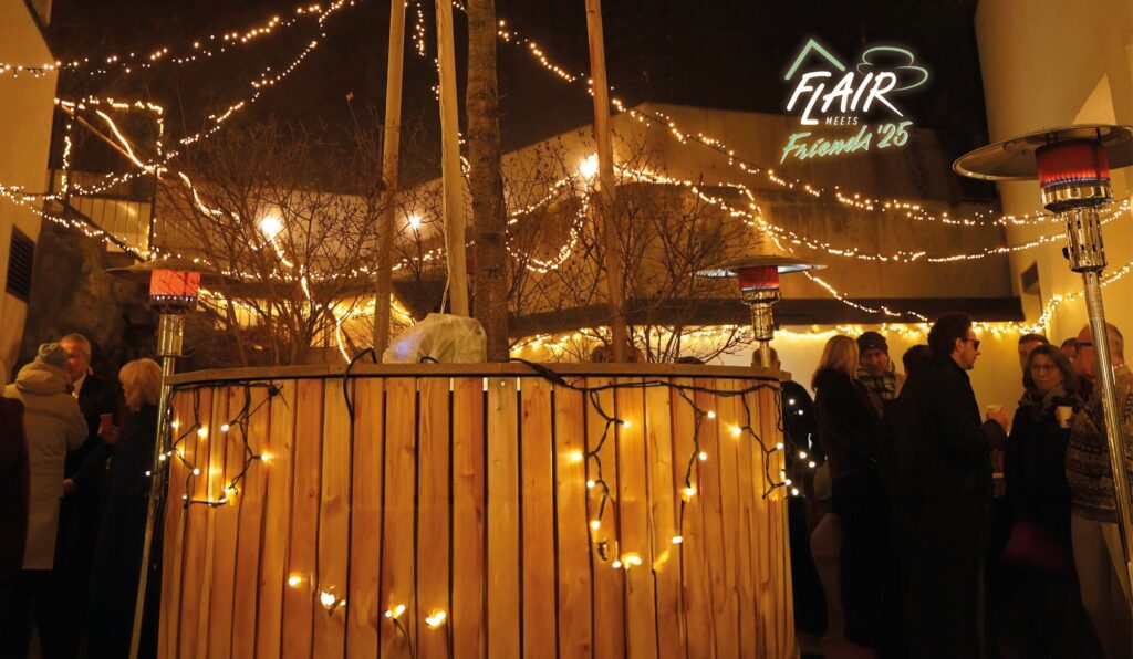 Gäste unter Lichterketten bei Winterfeier im Freien – FLAIR meets Friends 2018