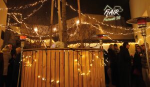 Gäste unter Lichterketten bei Winterfeier im Freien – FLAIR meets Friends 2018