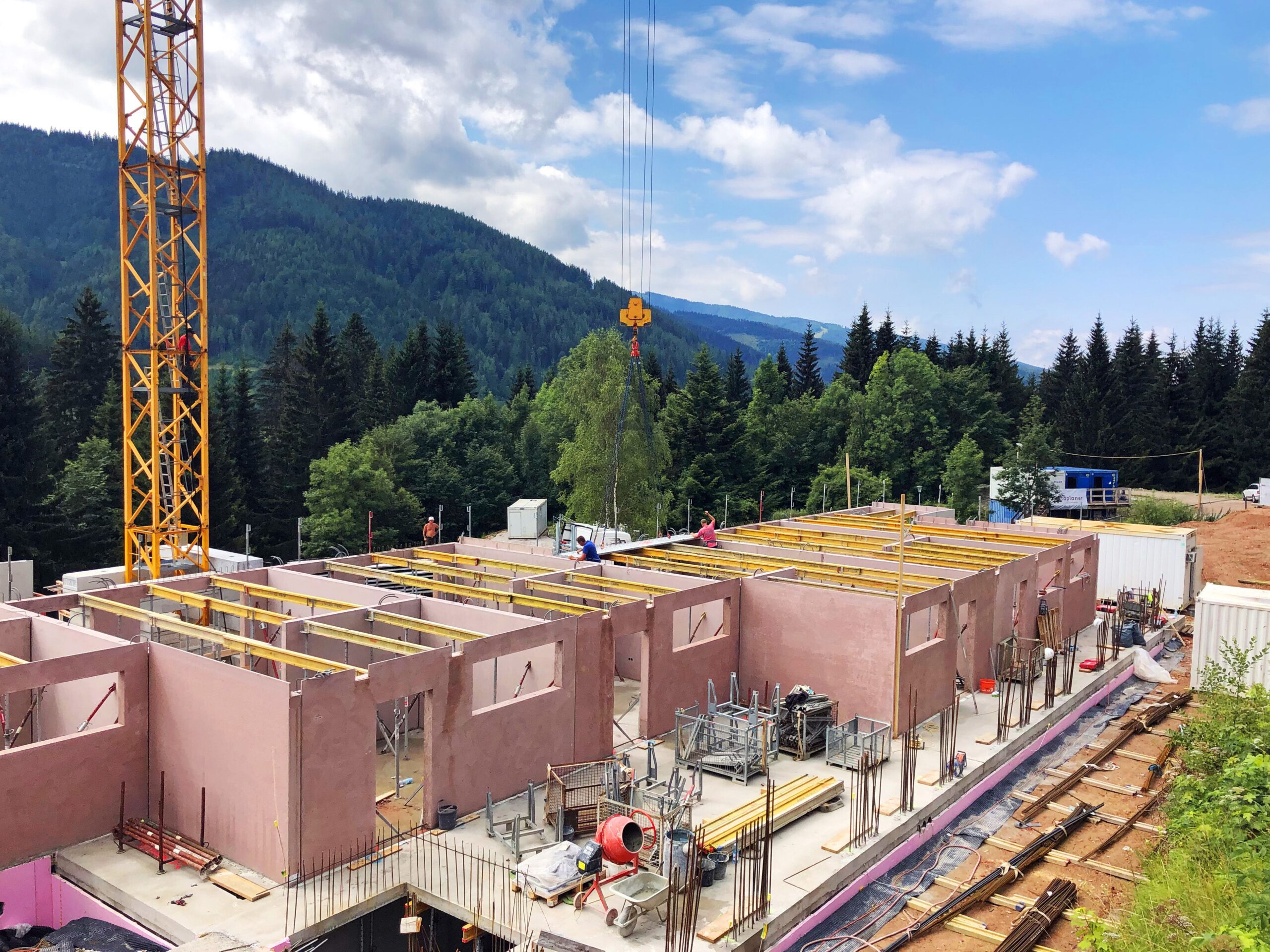 baustelle mit rohbau und bauarbeiten an wandstrukturen
