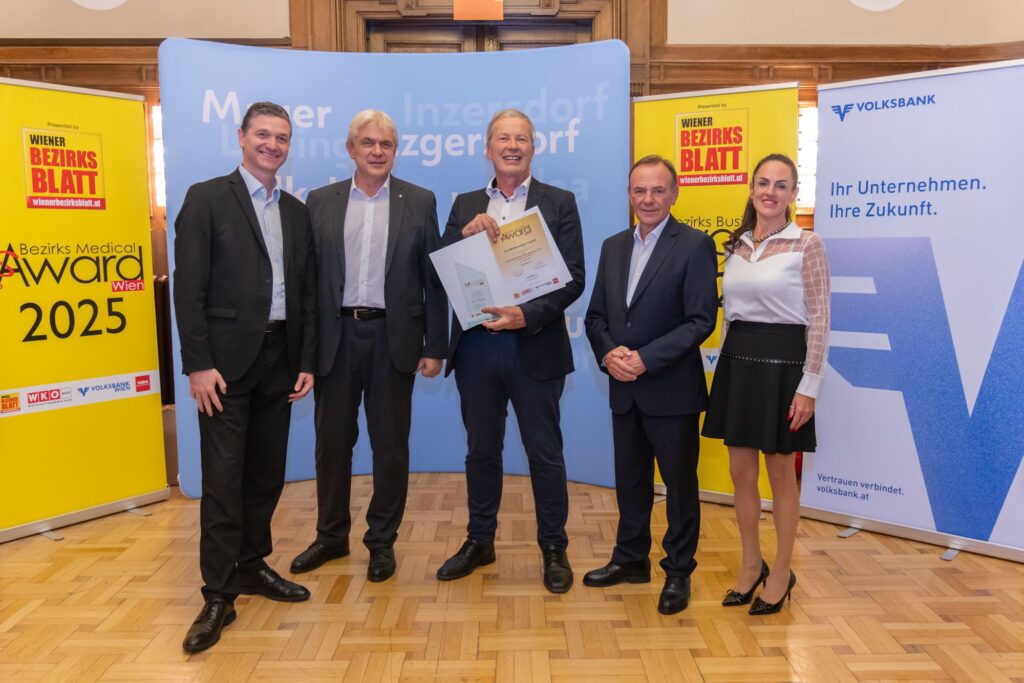 Team mit Urkunde vor Volksbank-Banner – Business Award Liesing 2025